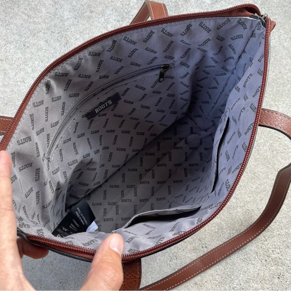ROOTS Brown Leather zip tote bag - Picture 6 of 11